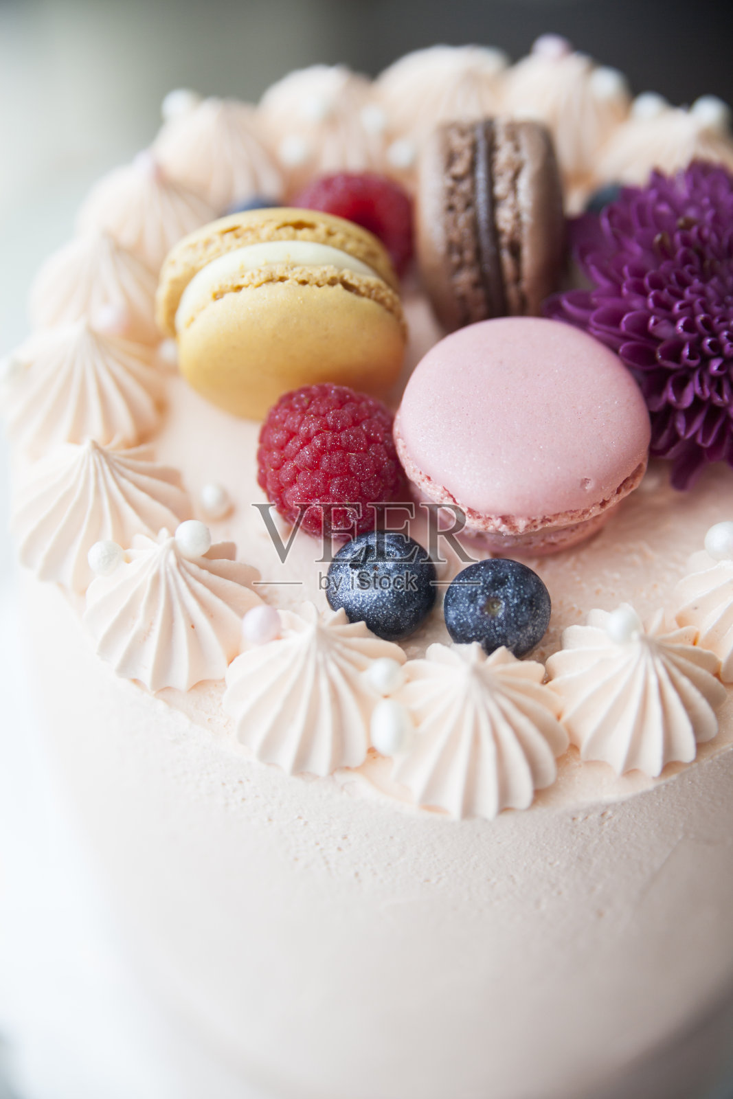 奶油蛋糕配马卡龙、蓝莓、覆盆子、紫花和珍珠-4561照片摄影图片