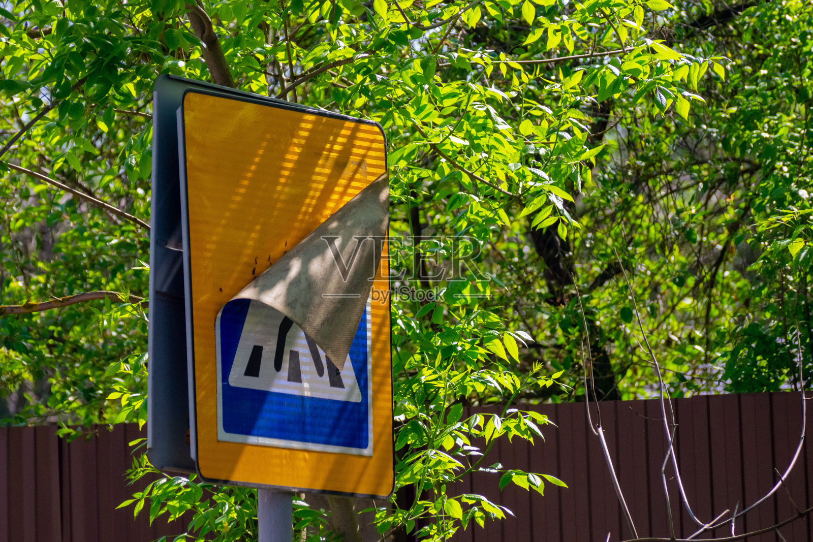 “人行横道”标志与形象分离照片摄影图片