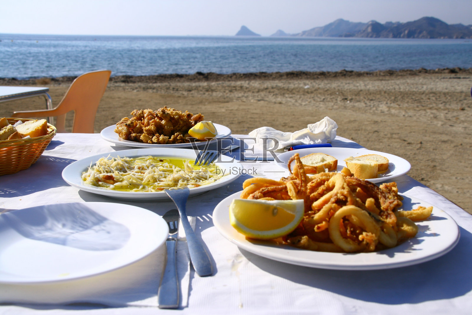 在阳台上吃午餐照片摄影图片