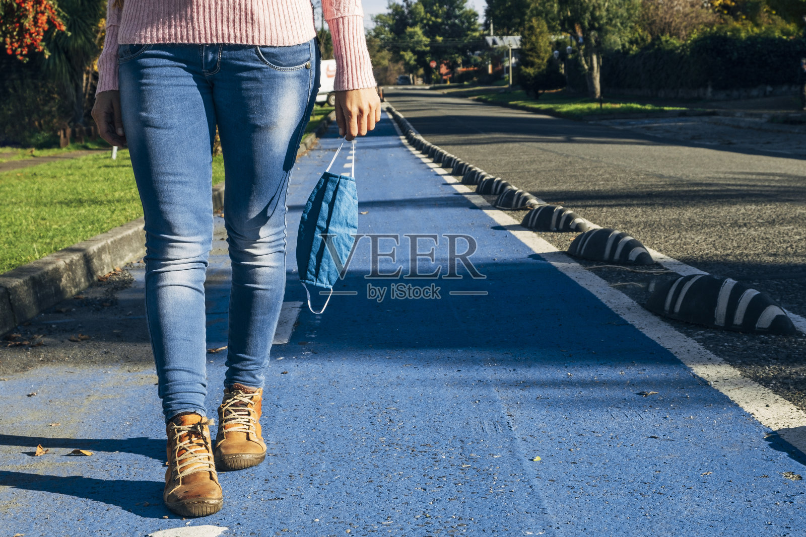 一个女人的近距离身体走在街上拿着一个保护面罩照片摄影图片