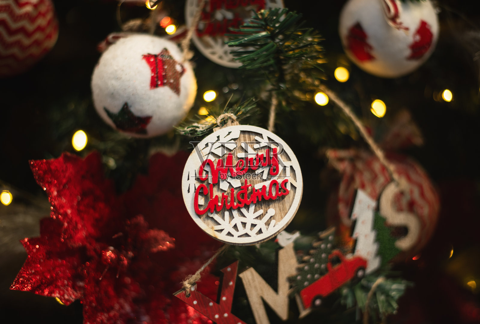 圣诞树上的圣诞装饰照片摄影图片