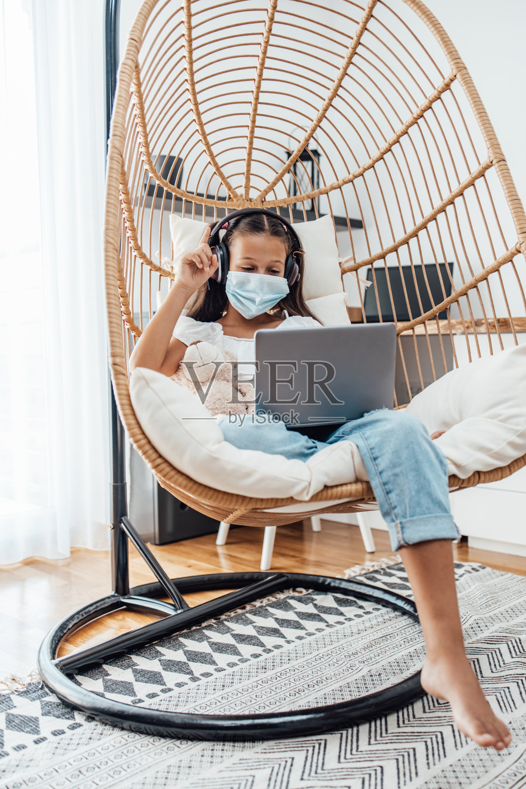 上电子学习课的女孩照片摄影图片