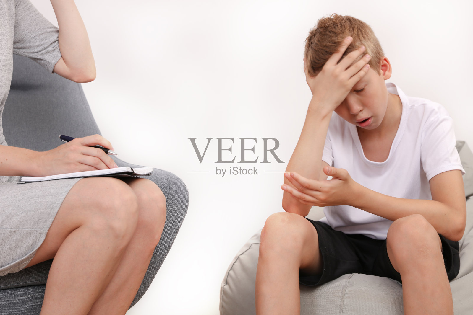 误解，十几岁的男孩情感上试图向成年人解释某事。照片摄影图片