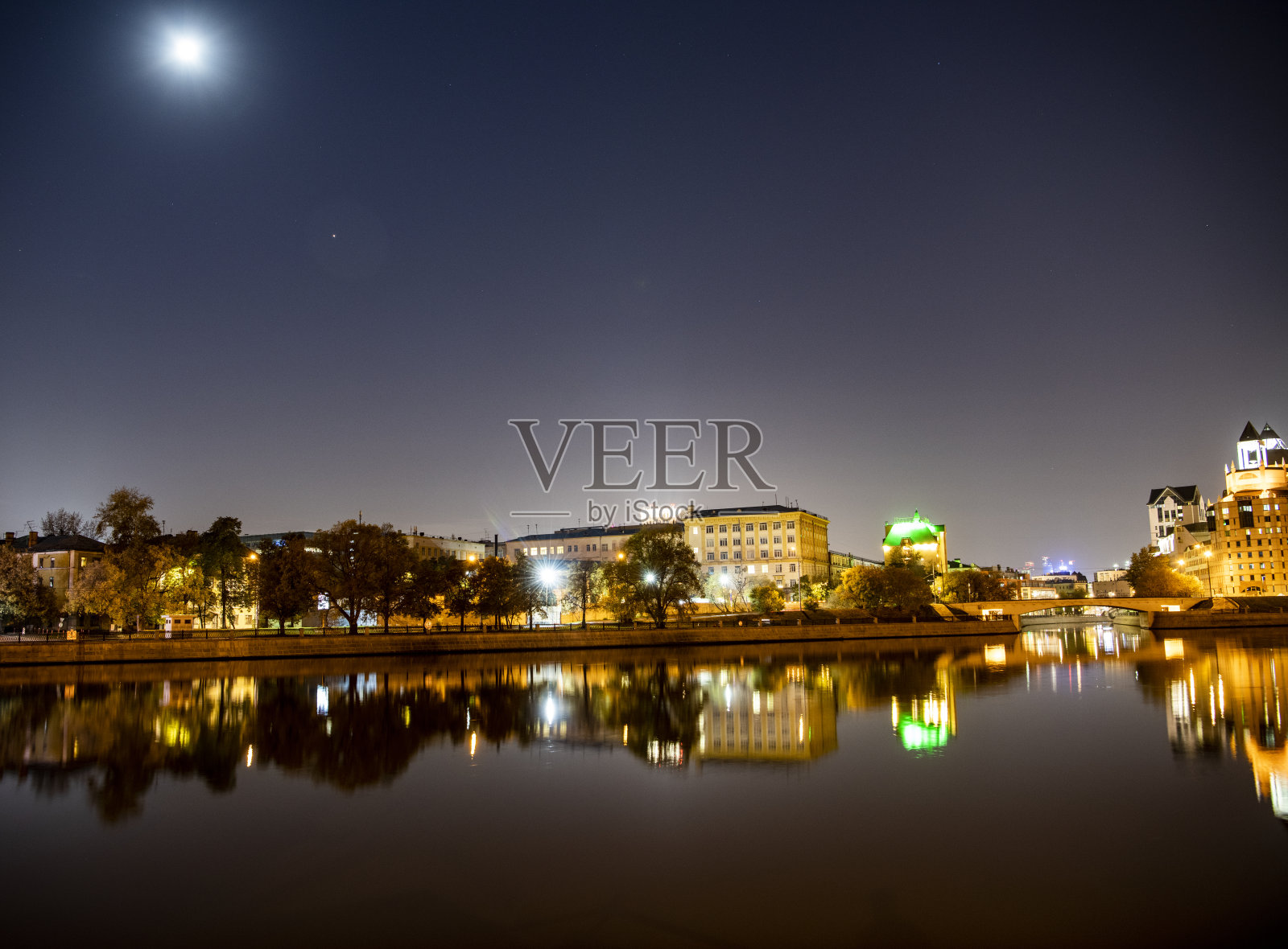 晚上的城市照片摄影图片