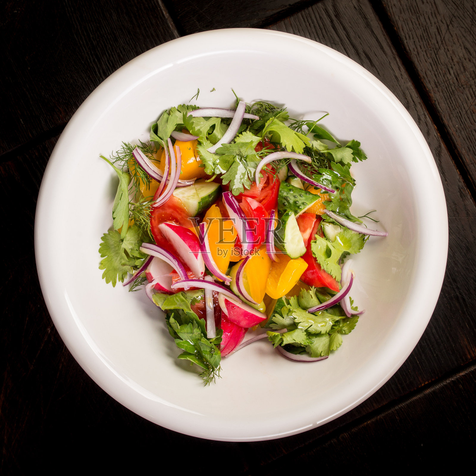 新鲜的蔬菜和香草沙拉，一个现成的菜创建一个菜单照片摄影图片