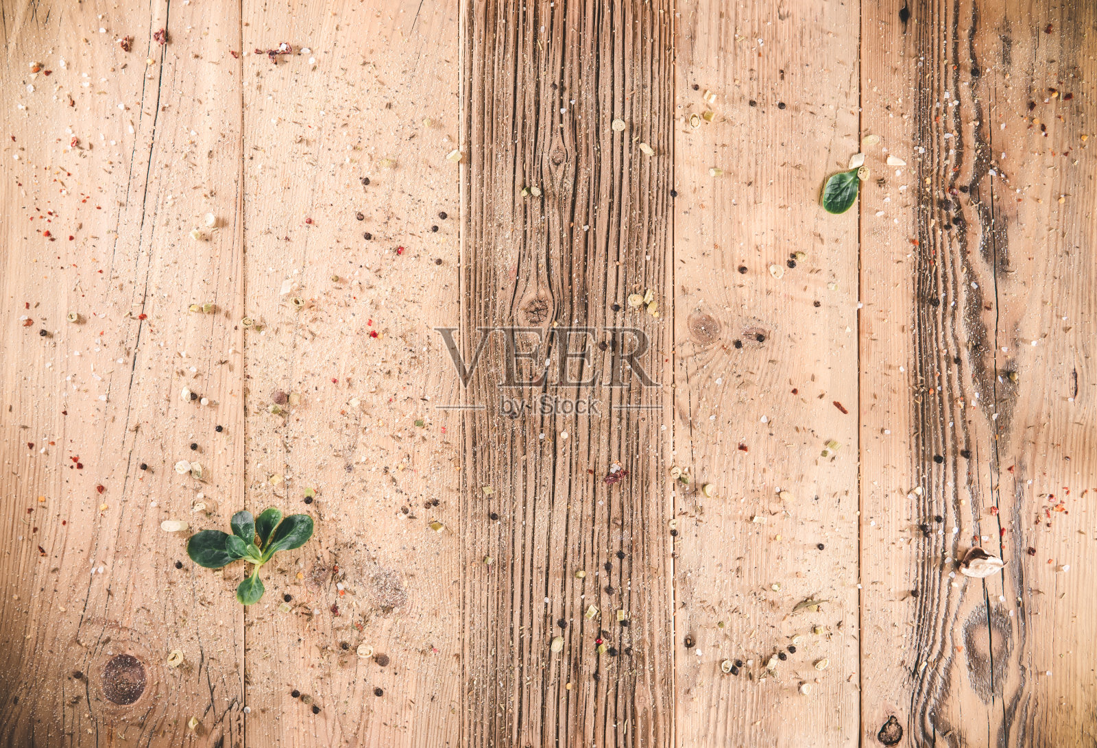 空木板背景香料和植物。照片摄影图片