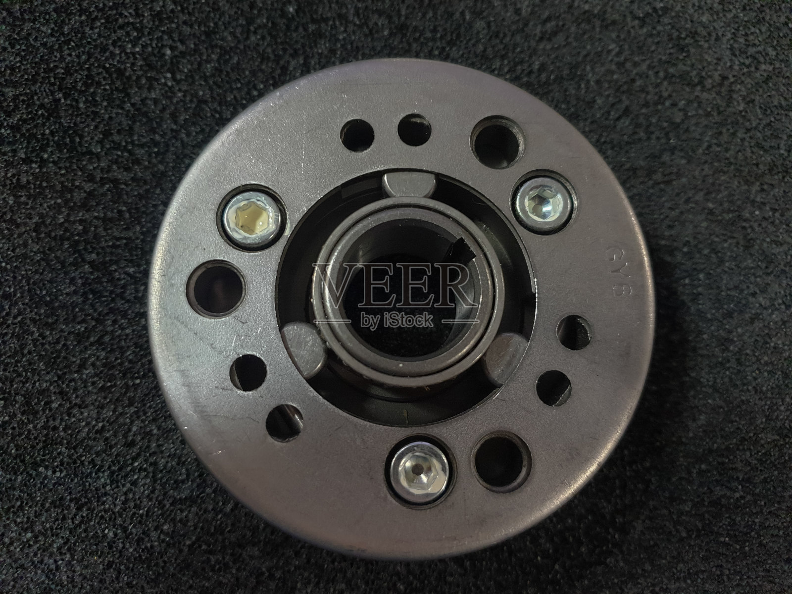 启动齿轮在一个黑暗的背景照片摄影图片