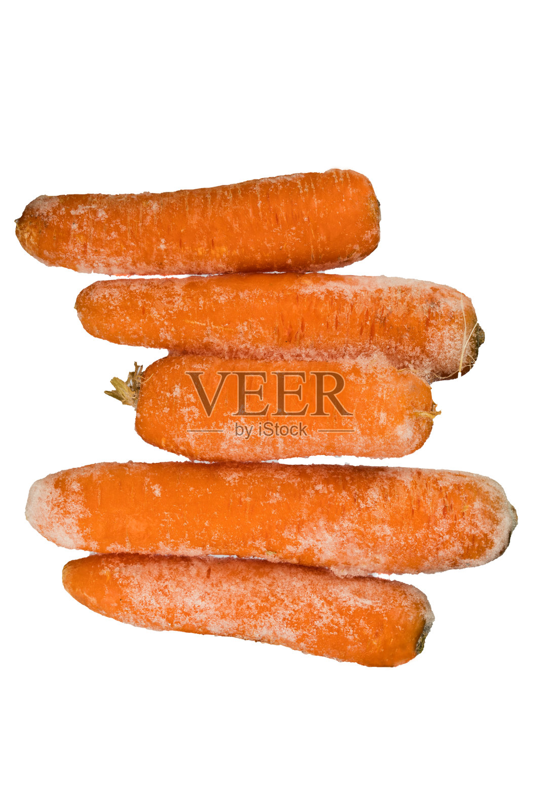 白色背景上孤立的橙色冷冻胡萝卜。照片摄影图片