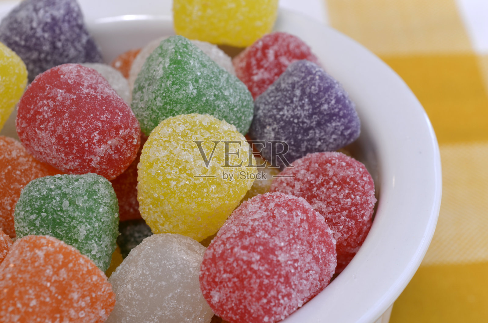 白色碗里的果冻软糖照片摄影图片