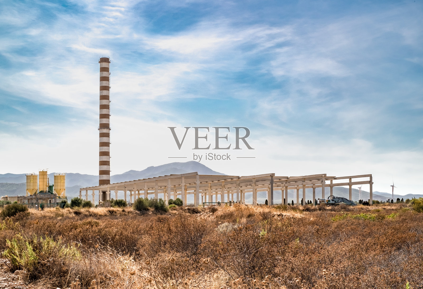 撒丁岛未完工的工厂。照片摄影图片