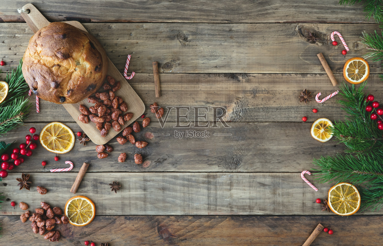 木制背景，圣诞装饰，干橙子片和潘妮托妮。副本的空间。照片摄影图片