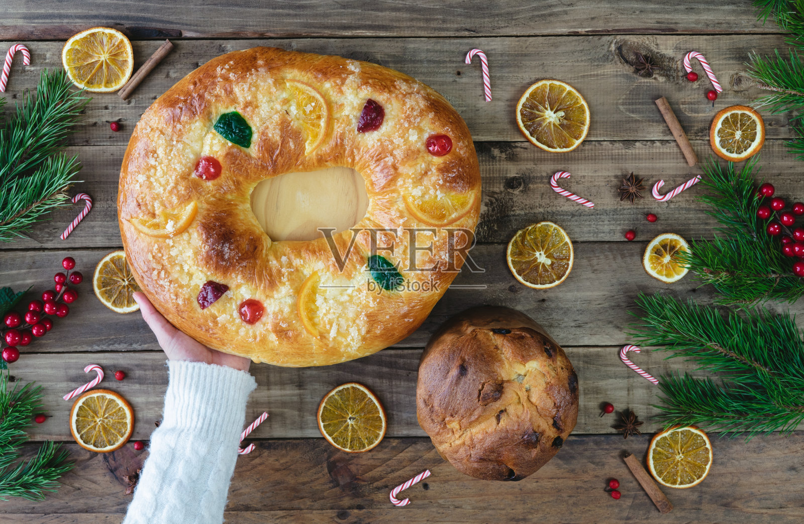 Roscón德雷耶斯和潘妮托妮在木制的基础上与圣诞装饰。副本的空间。国王的甜点和潘妮朵妮。典型的食物。照片摄影图片