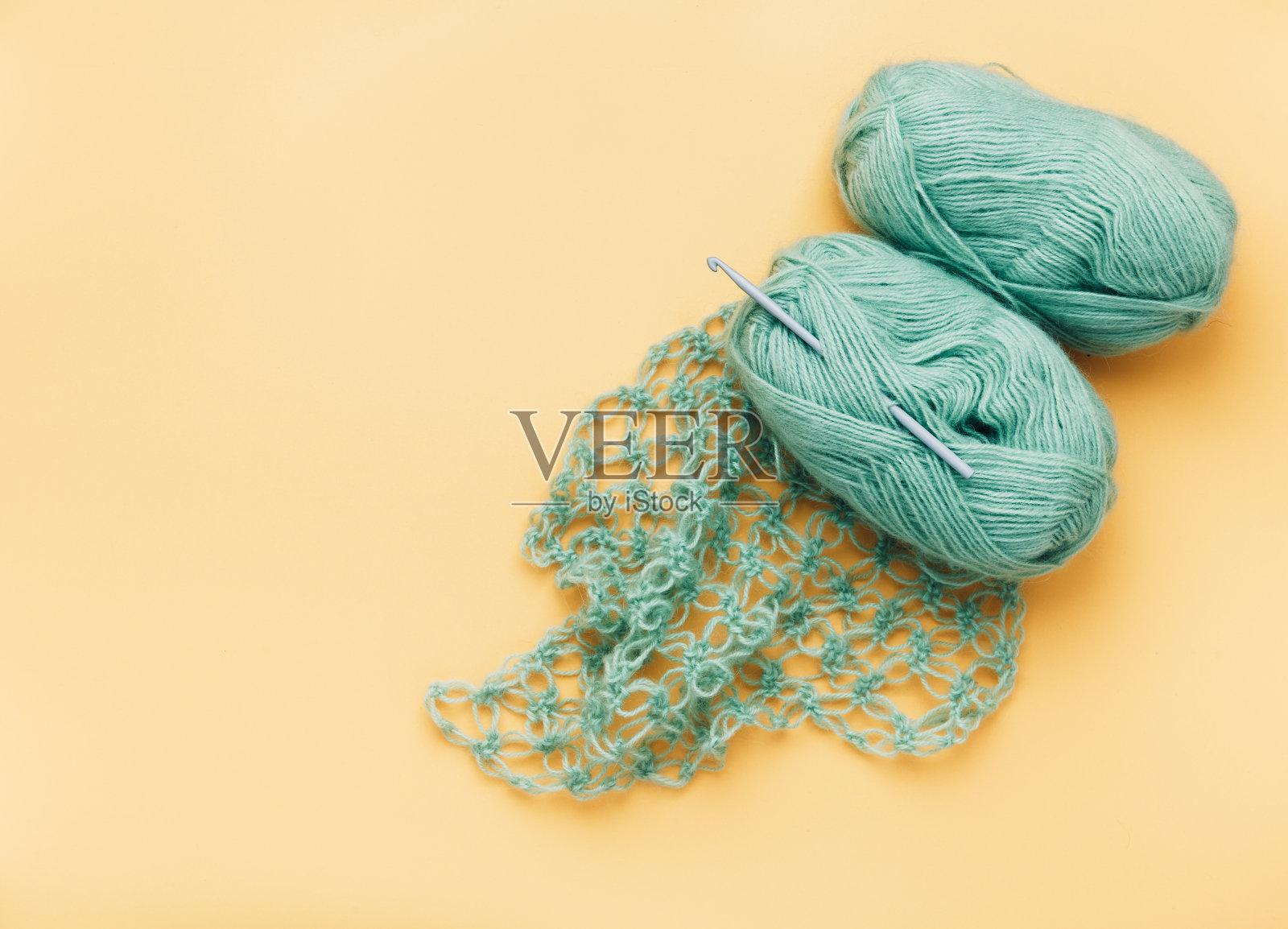 黄色背景上的线索和针织格子照片摄影图片