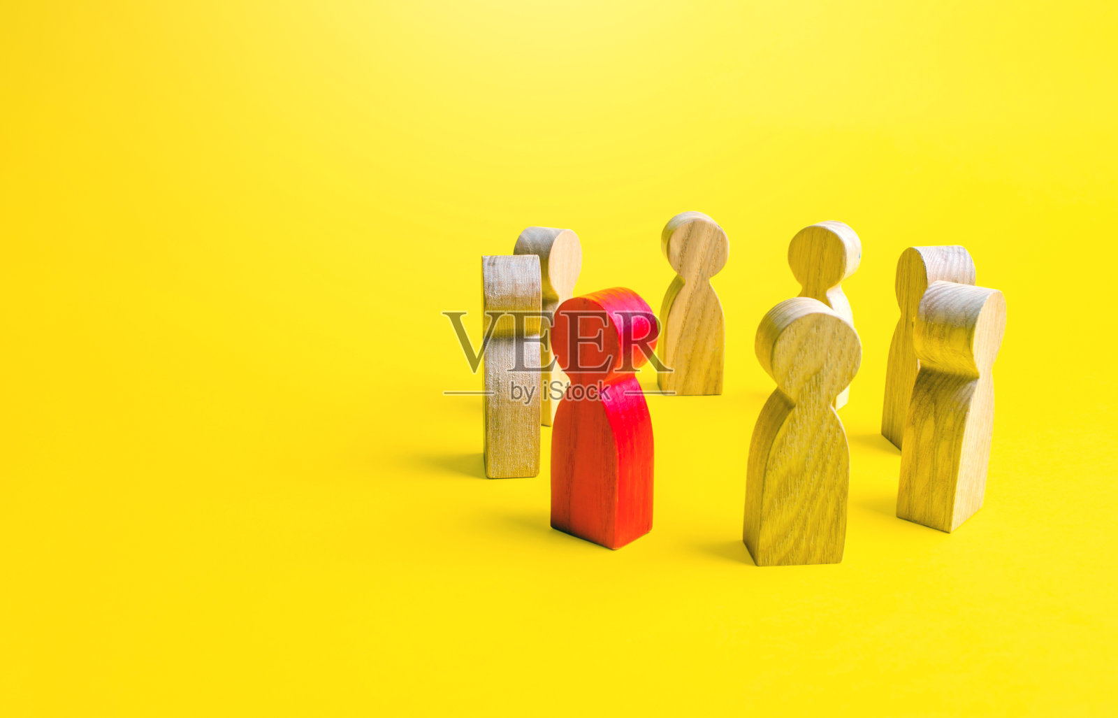 红人和人们站成一圈。沟通和外交谈判过程。领导人的领导才能。合作和协作。间谍。社会的毒性。社区的对话。简报照片摄影图片