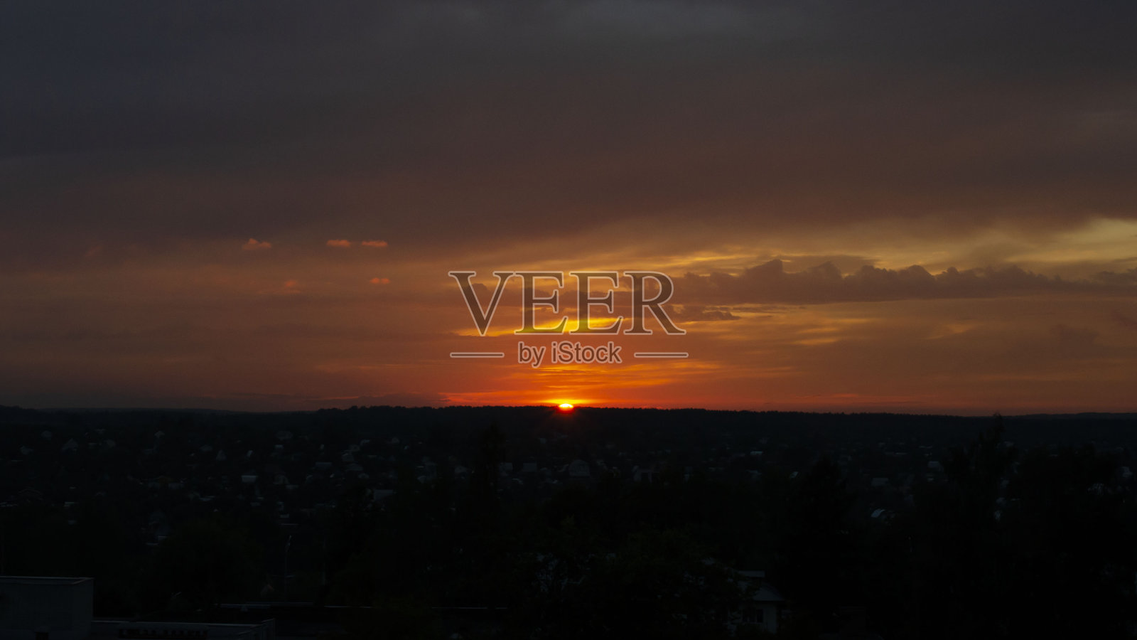 戏剧性的云彩和日落的天空照片摄影图片