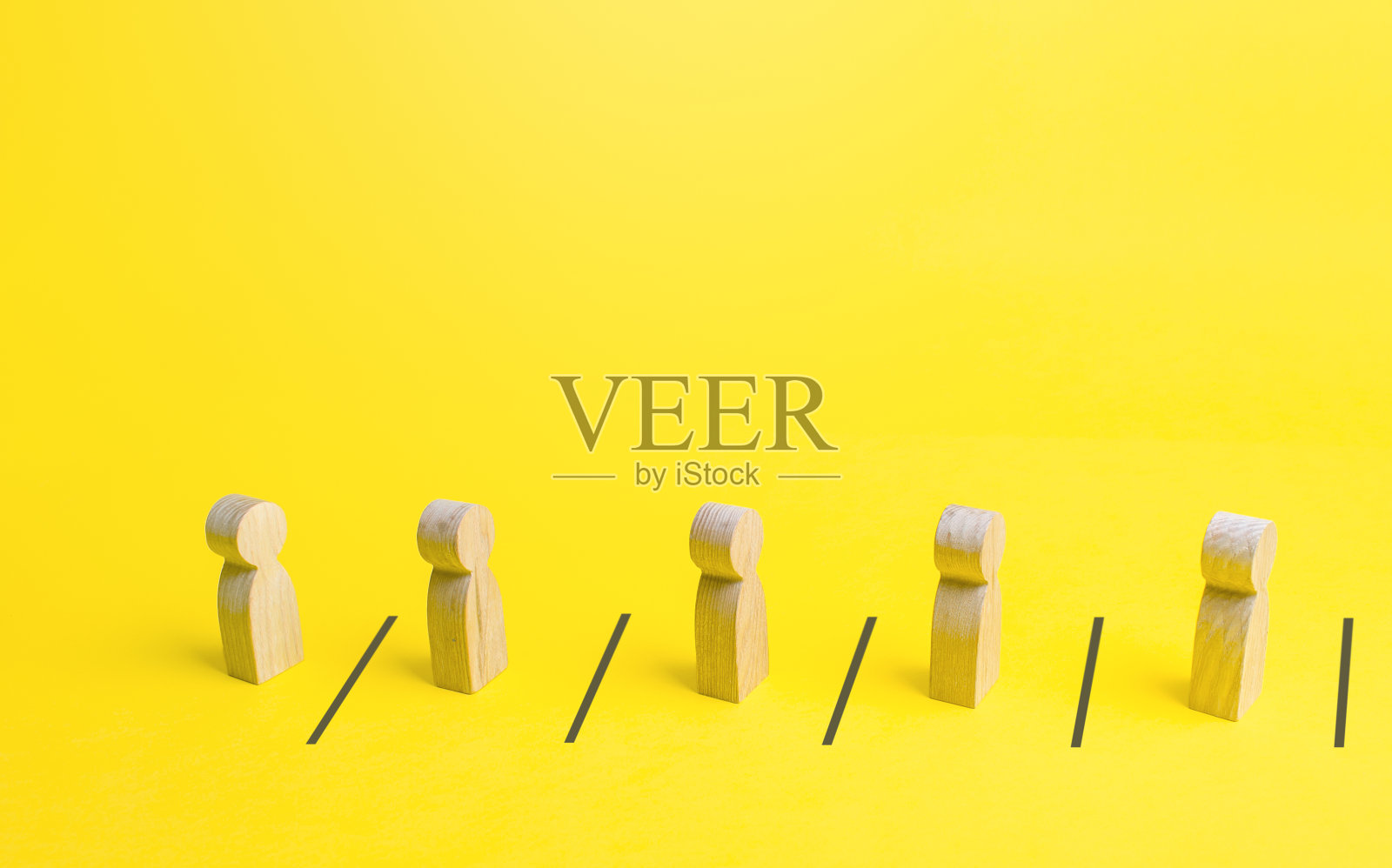 人们在队伍后面排队，保持一定的社交距离。遵守传染病检疫措施的纪律。新常态安全措施。避免病毒传播。照片摄影图片