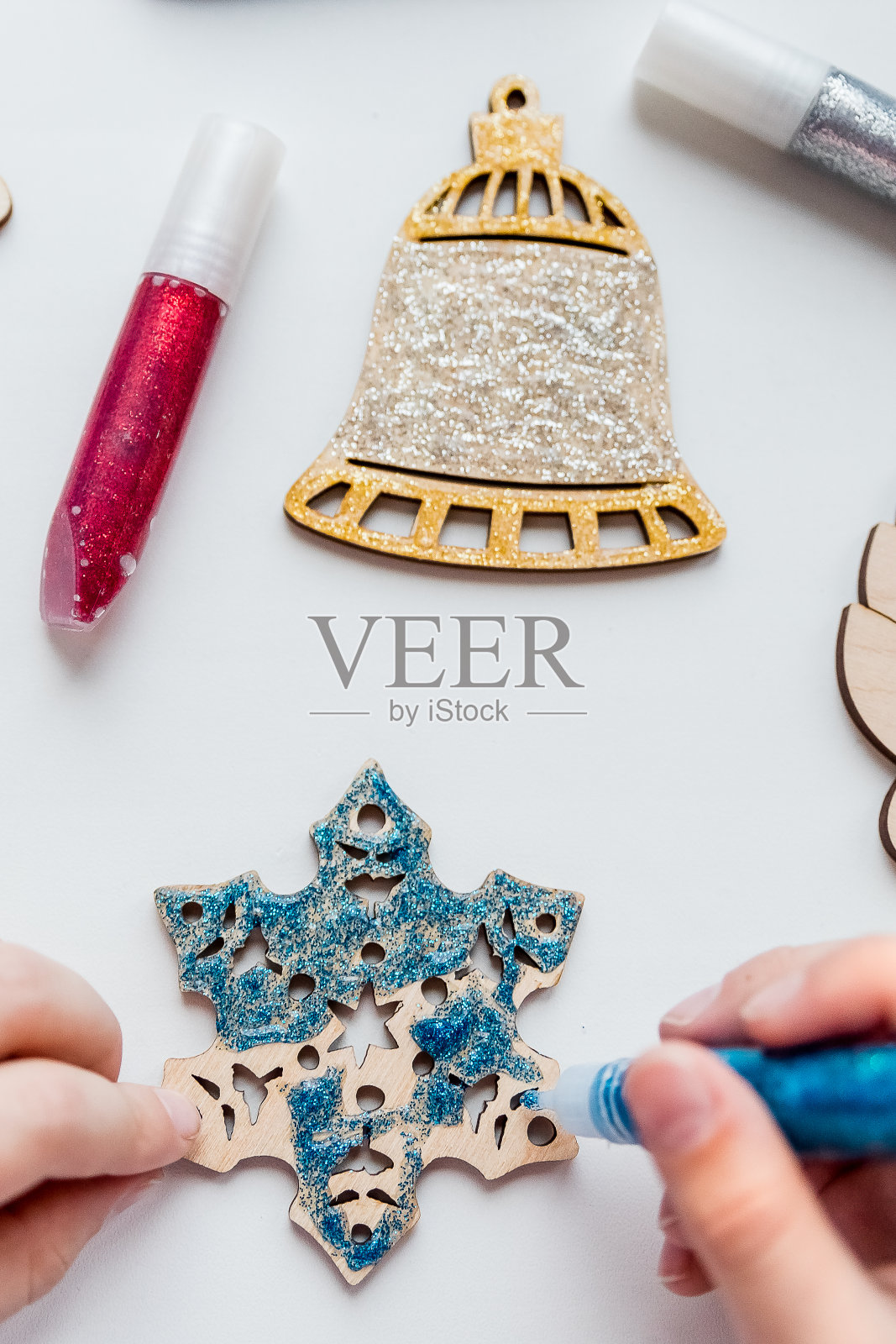 制作手工圣诞装饰品。孩子们为圣诞树或礼物做装饰。圣诞节手工diy项目。“零浪费”的概念。圣诞木制玩具照片摄影图片