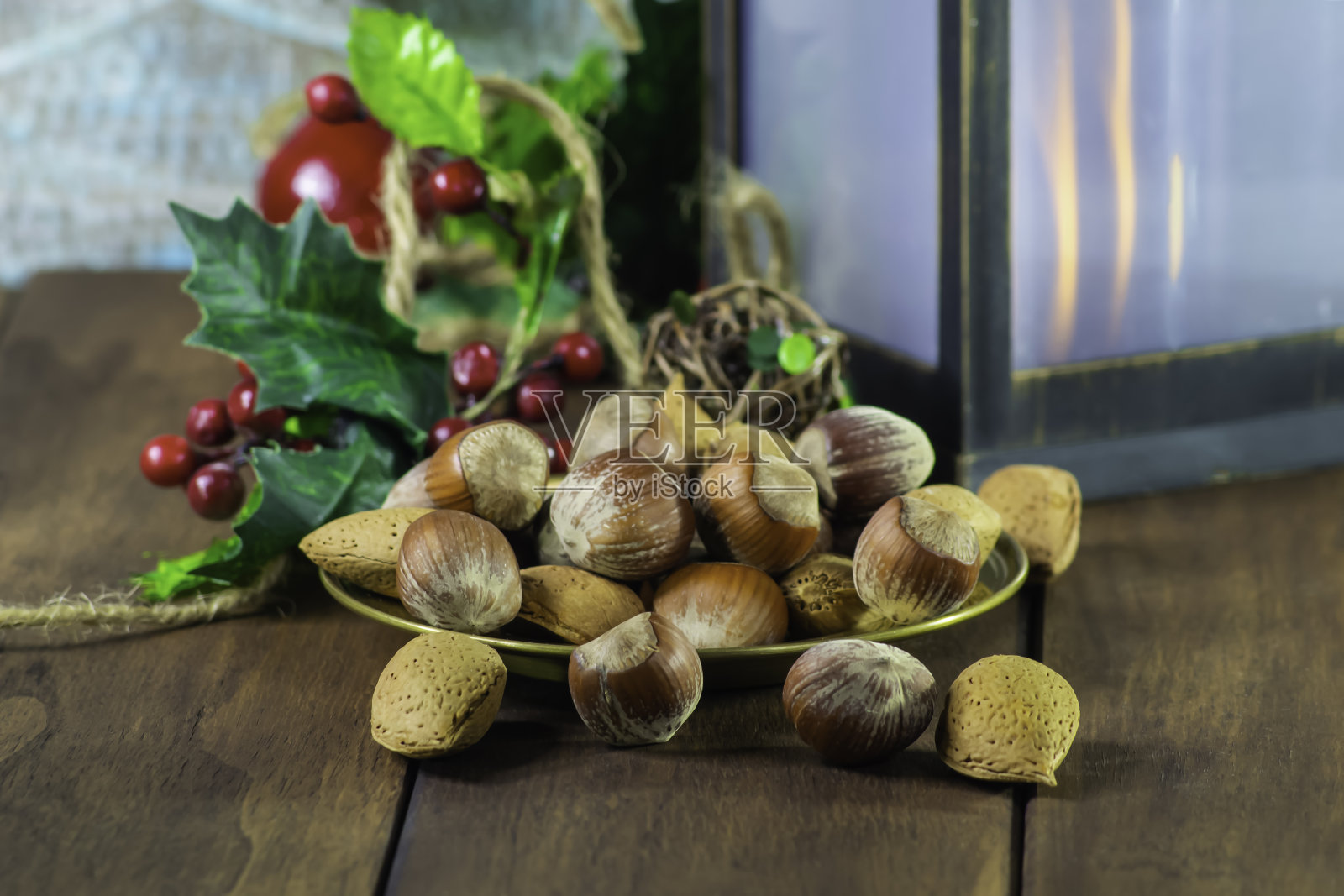 榛子与圣诞装饰在新年静物照片摄影图片