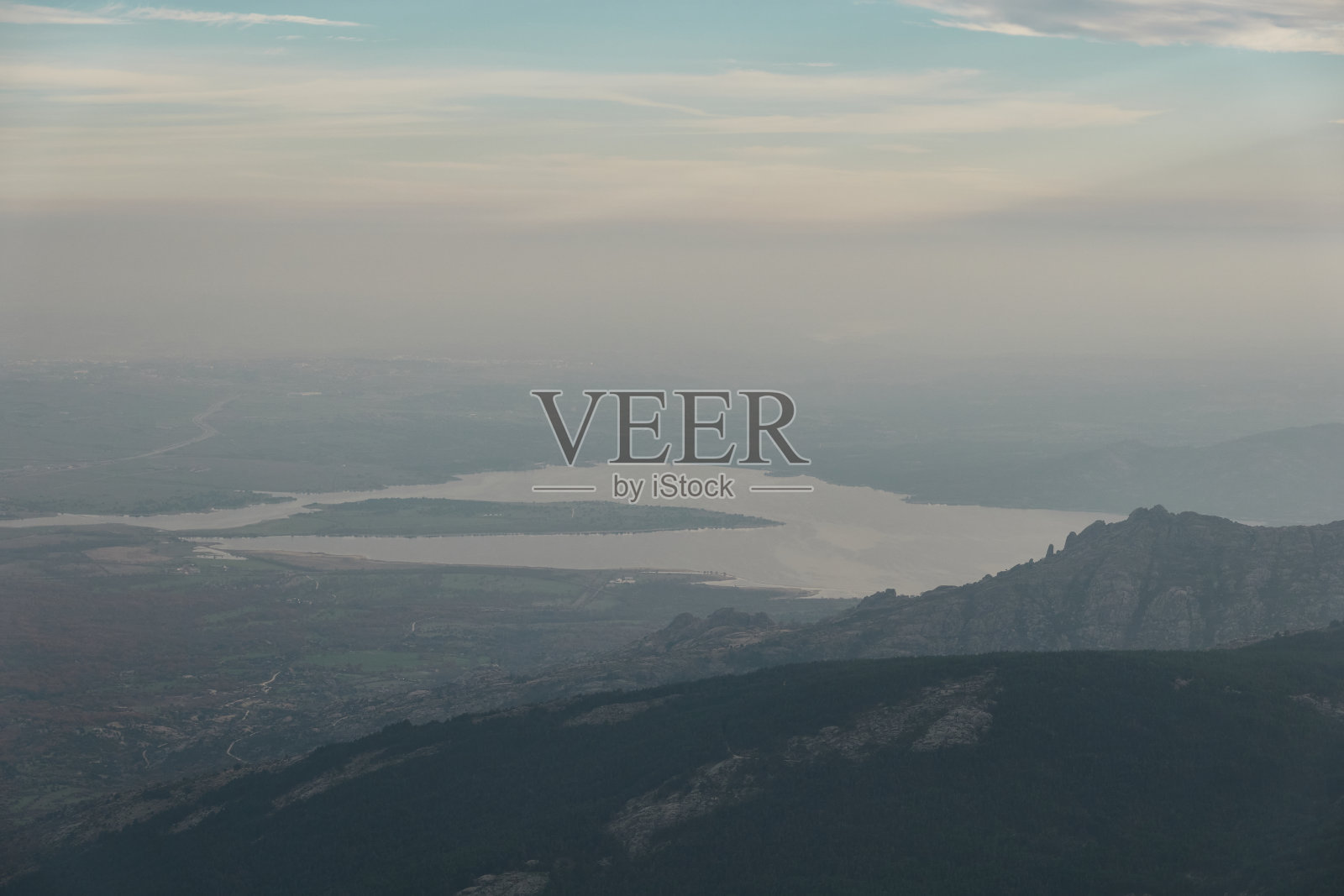 在瓜达拉玛山脉国家公园，从拉纳贾拉到拉佩德里萨的日落。马德里的社区。西班牙照片摄影图片