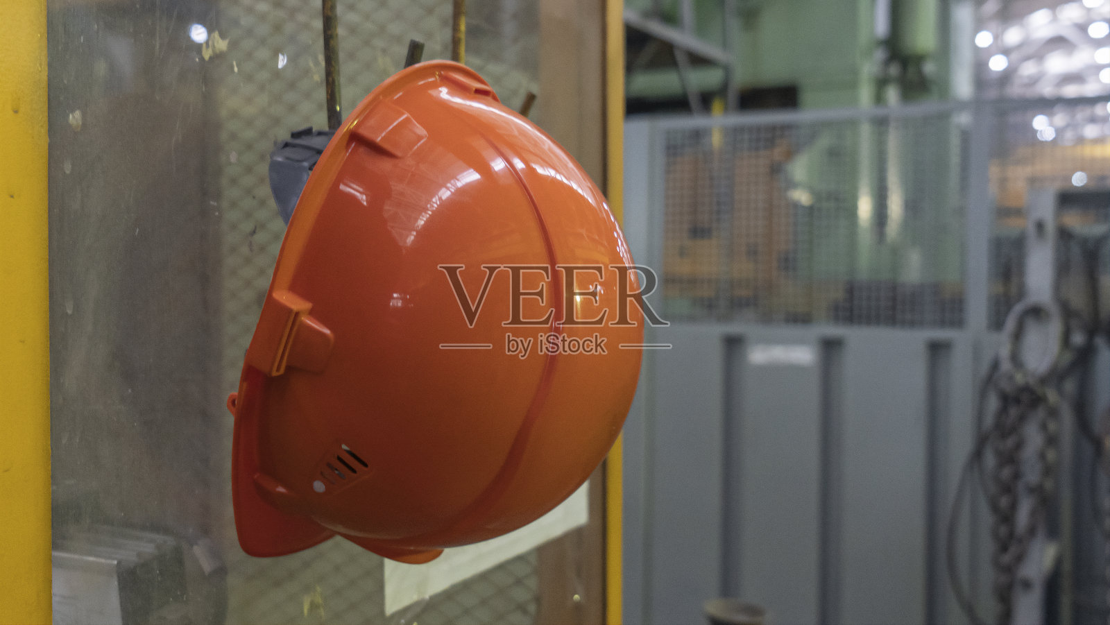 特写橙色头盔安全帽为工厂工人在危险的工作场所工作的安全与文字的空间。安全工作的概念。照片摄影图片