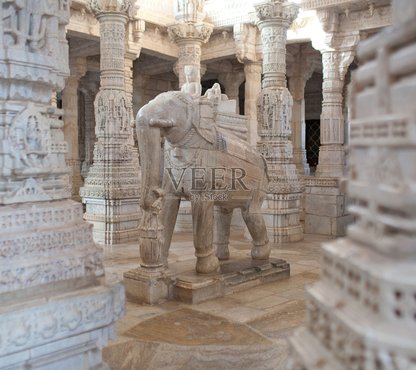 印度拉贾斯坦邦Ranakpur的Adinath jain寺庙中的大象雕塑照片摄影图片