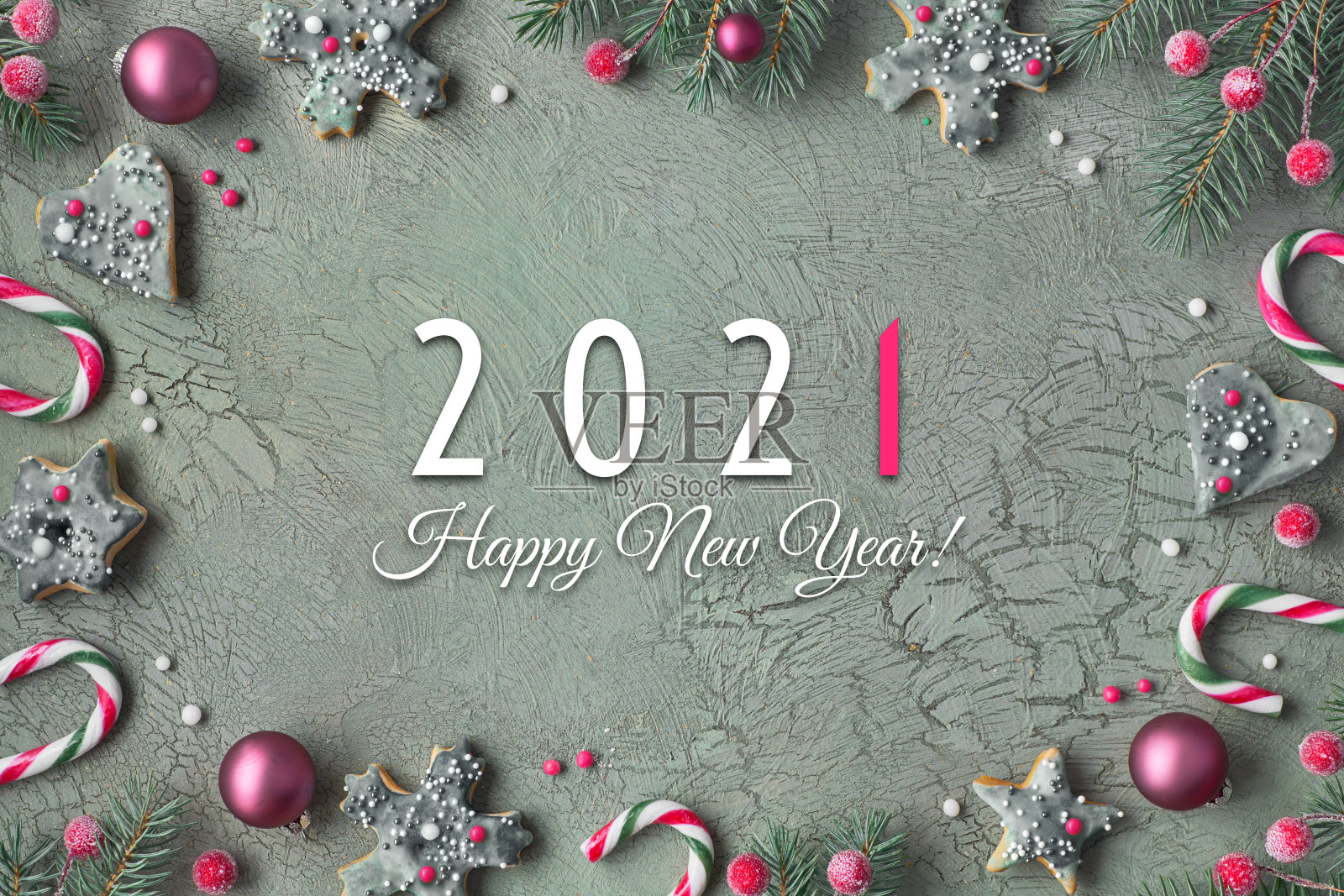 2021年新年快乐的短信。平铺着饼干，冷杉树枝上装饰着红色、绿色的天然玩具照片摄影图片