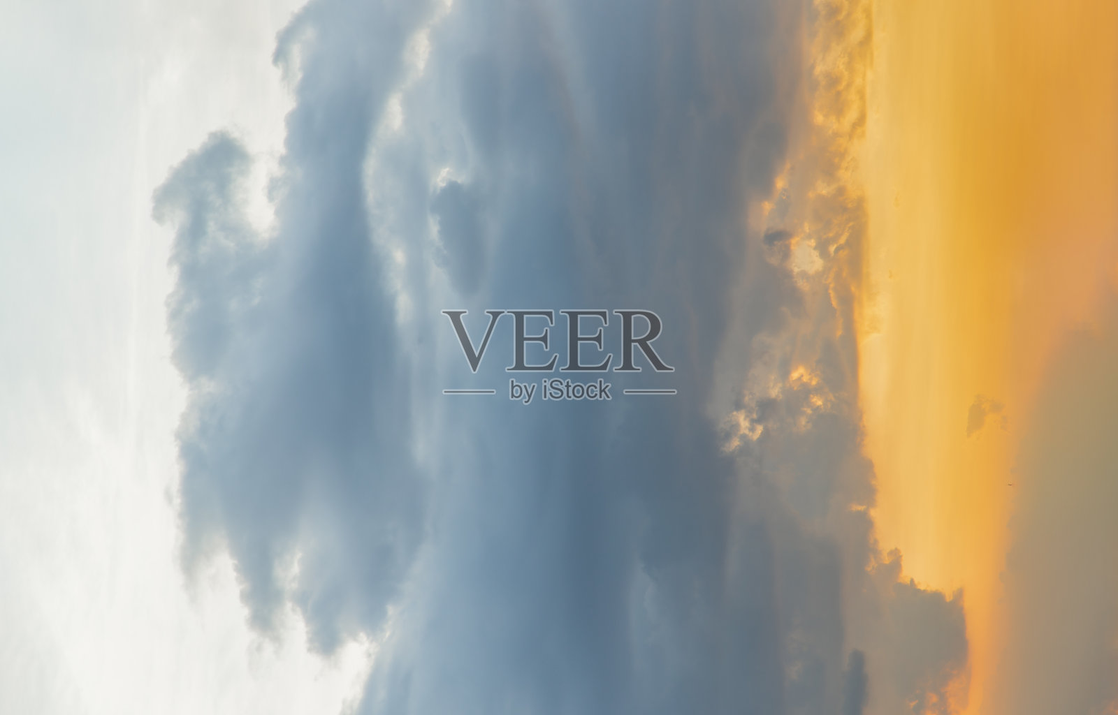 阴云密布的美丽天空，阳光闪烁。照片摄影图片