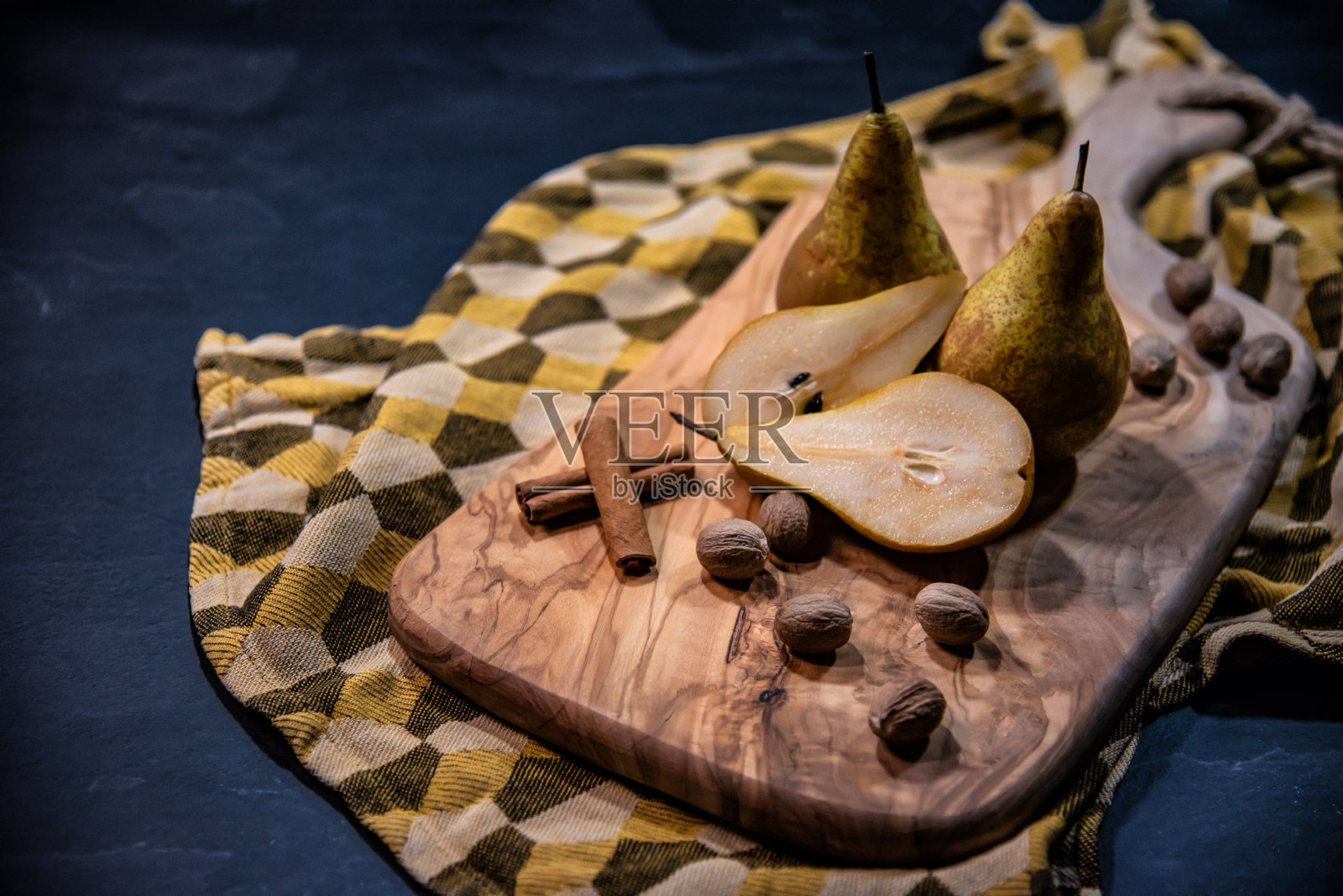 秋日美食拍在胡桃木砧板上照片摄影图片