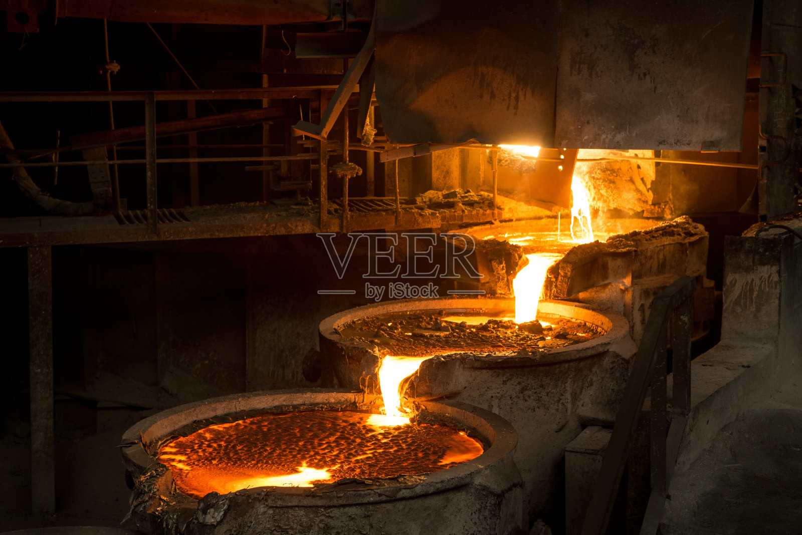 从电弧炉中浇注液态金属照片摄影图片