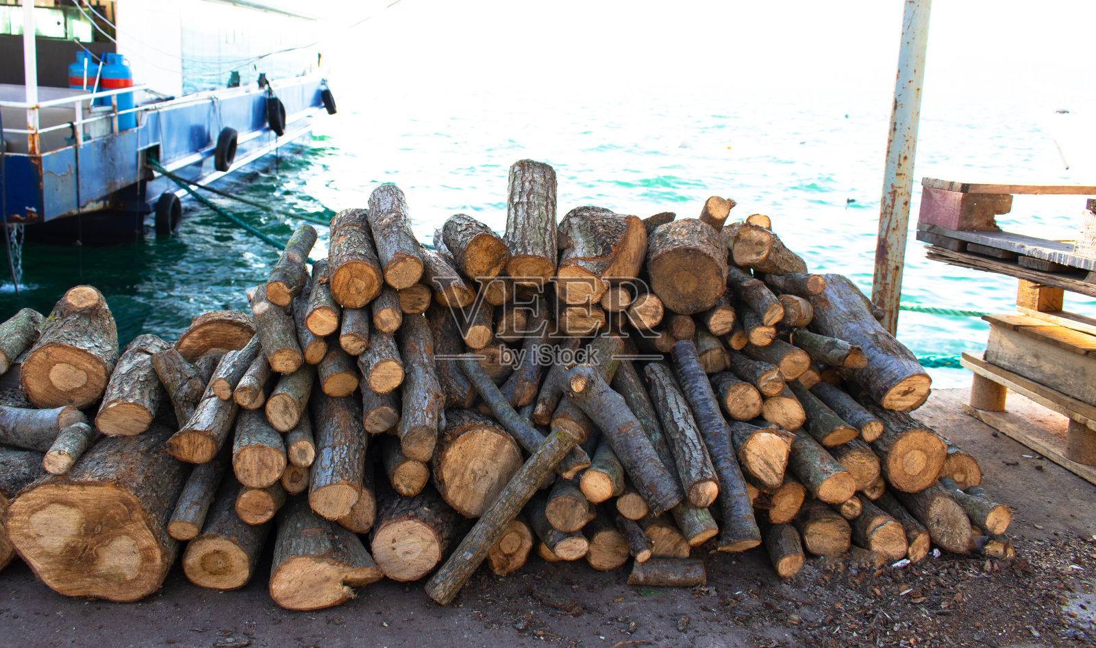 在海边用来烧烤鱼的木头，后面是博斯普鲁斯的景色。照片摄影图片
