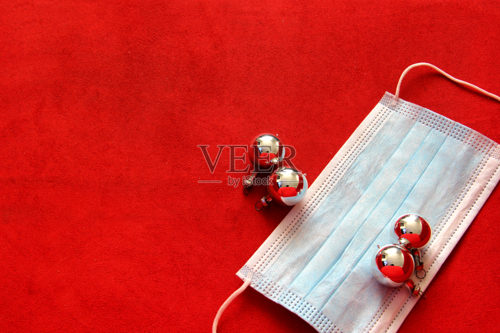 银色圣诞星和带红色保护罩的球体，圣诞新常态新冠肺炎照片摄影图片