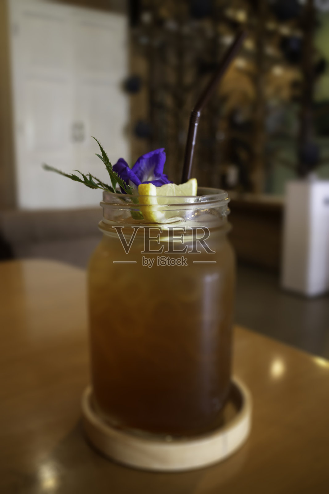 一杯冰柠檬茶配豌豆汁照片摄影图片