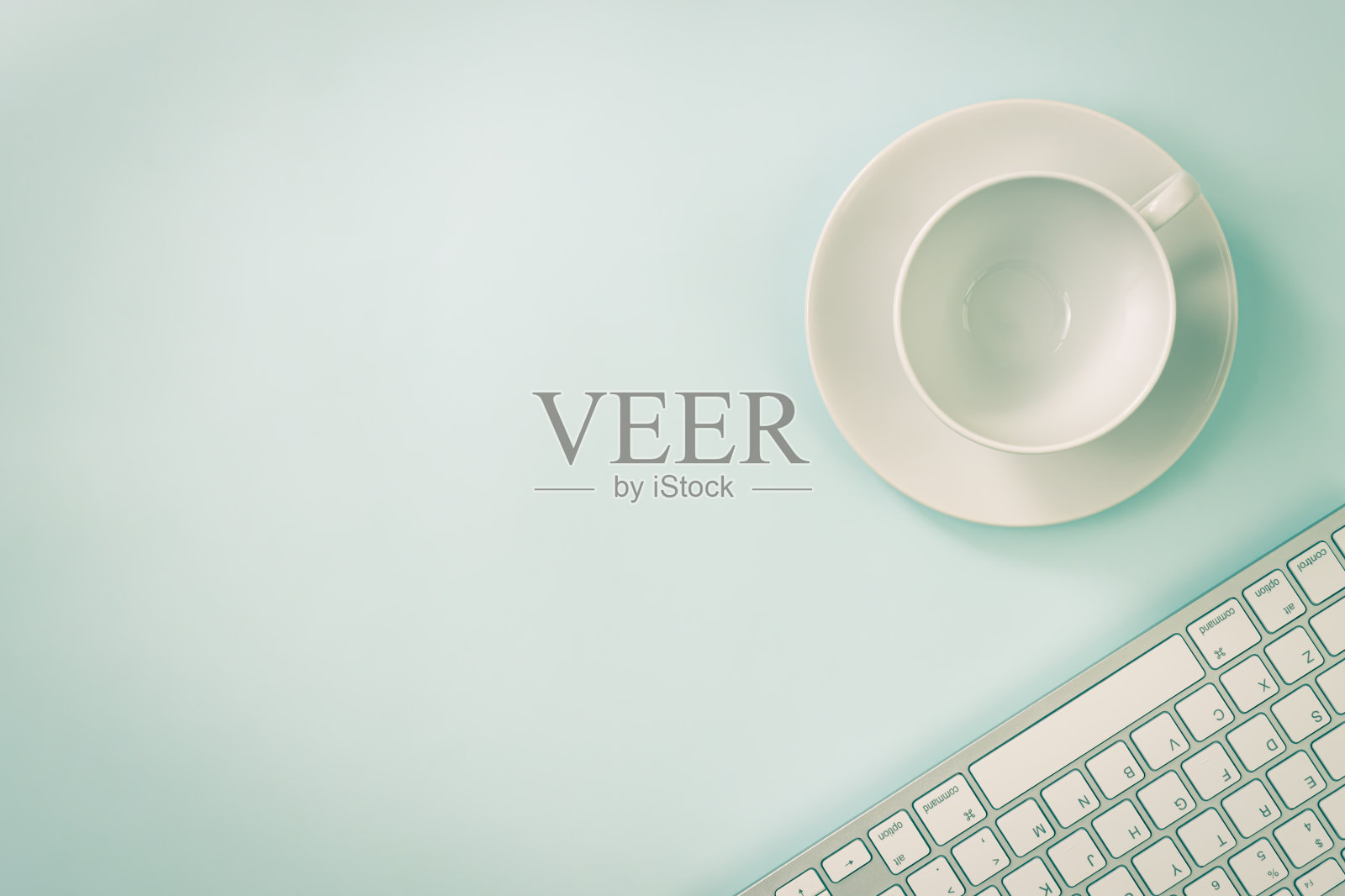 咖啡杯和键盘在现代干净的办公桌或办公室桌子在顶部视图在复古色调照片摄影图片