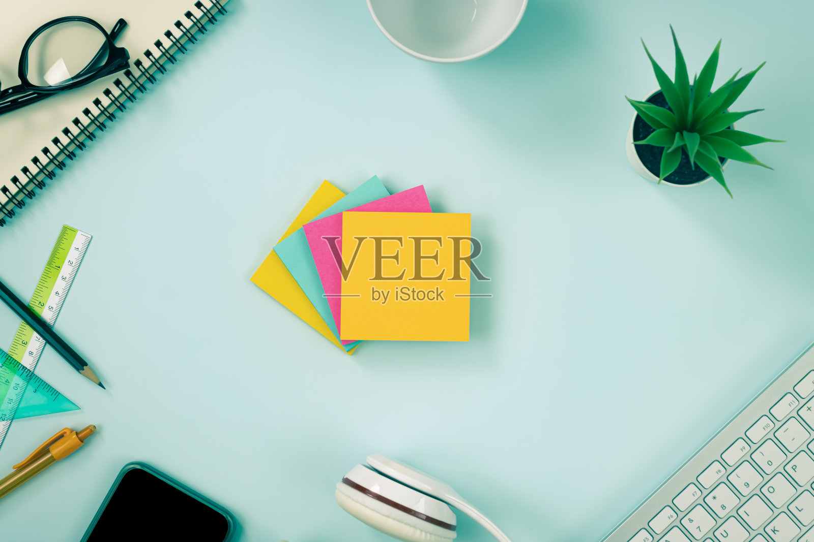 平铺4颜色贴便条或便笺上的蓝色粉彩极简背景在复古色调照片摄影图片