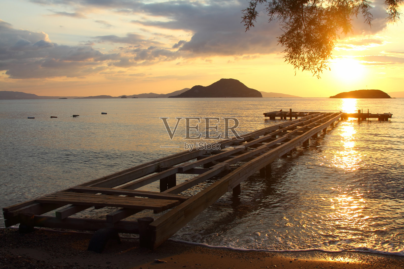 乡间河边废弃的老木制渔码头照片摄影图片