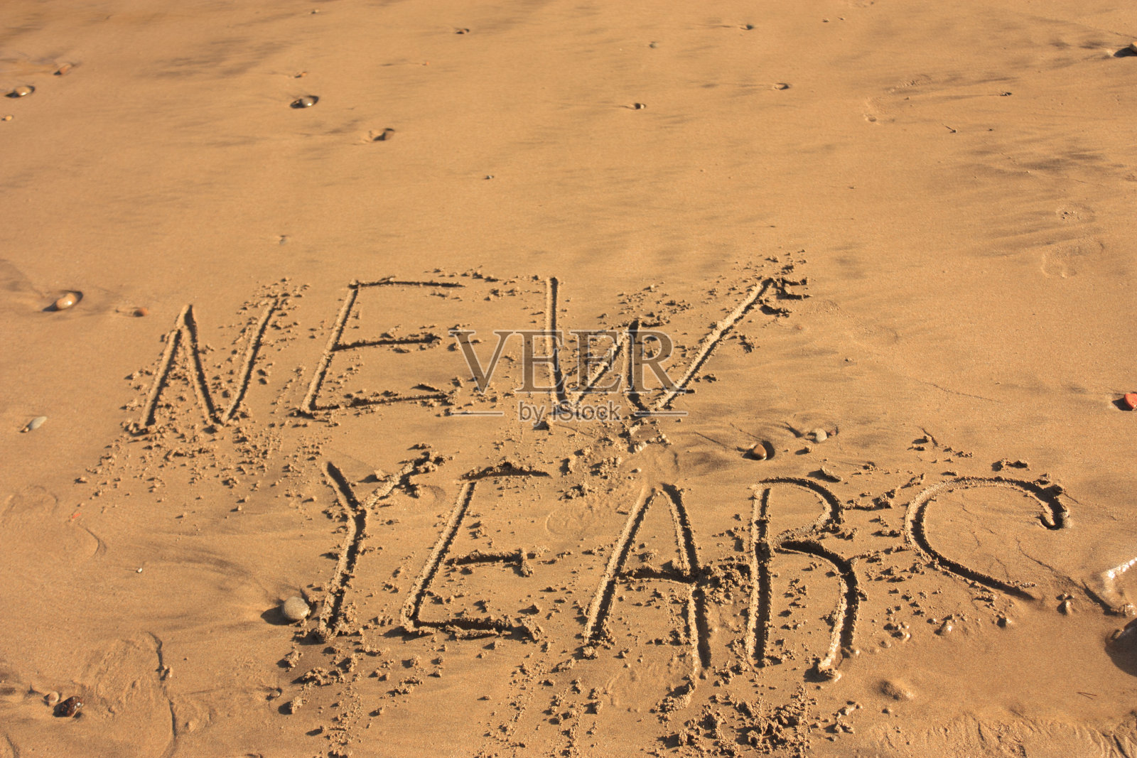 沙滩上的新年祝福语照片摄影图片