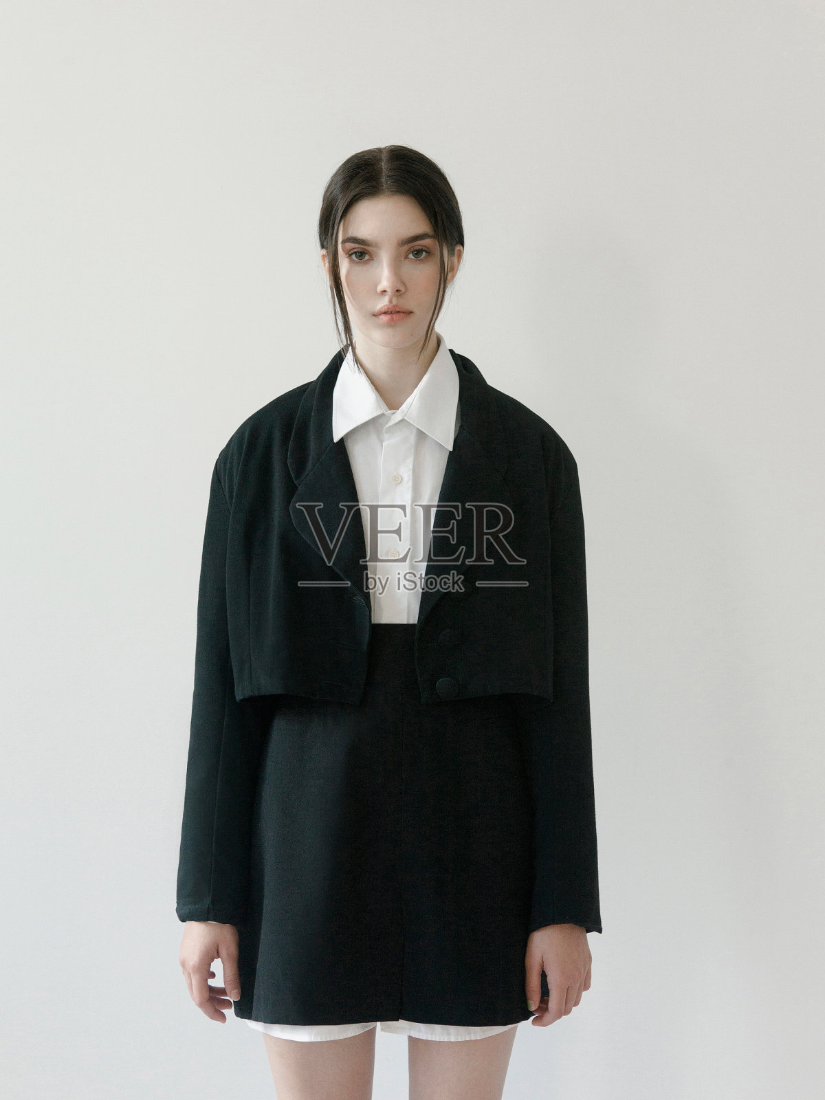 年轻的黑发女孩在时尚的黑色七分运动夹克白衬衫和迷你裙复古和韩式时尚模特工作室拍摄照片摄影图片