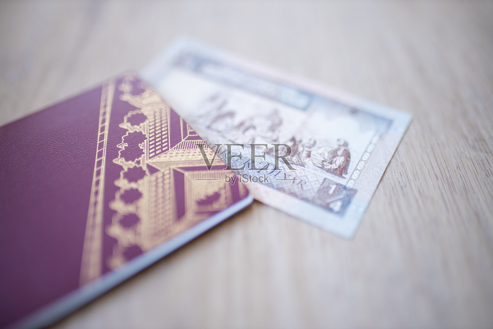 在瑞典护照内的科威特四分之一第纳尔纸币照片摄影图片