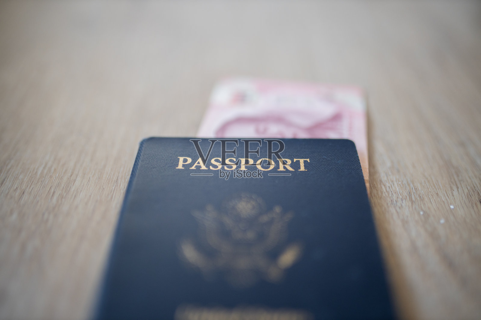 美国护照，里面部分装有100泰铢照片摄影图片