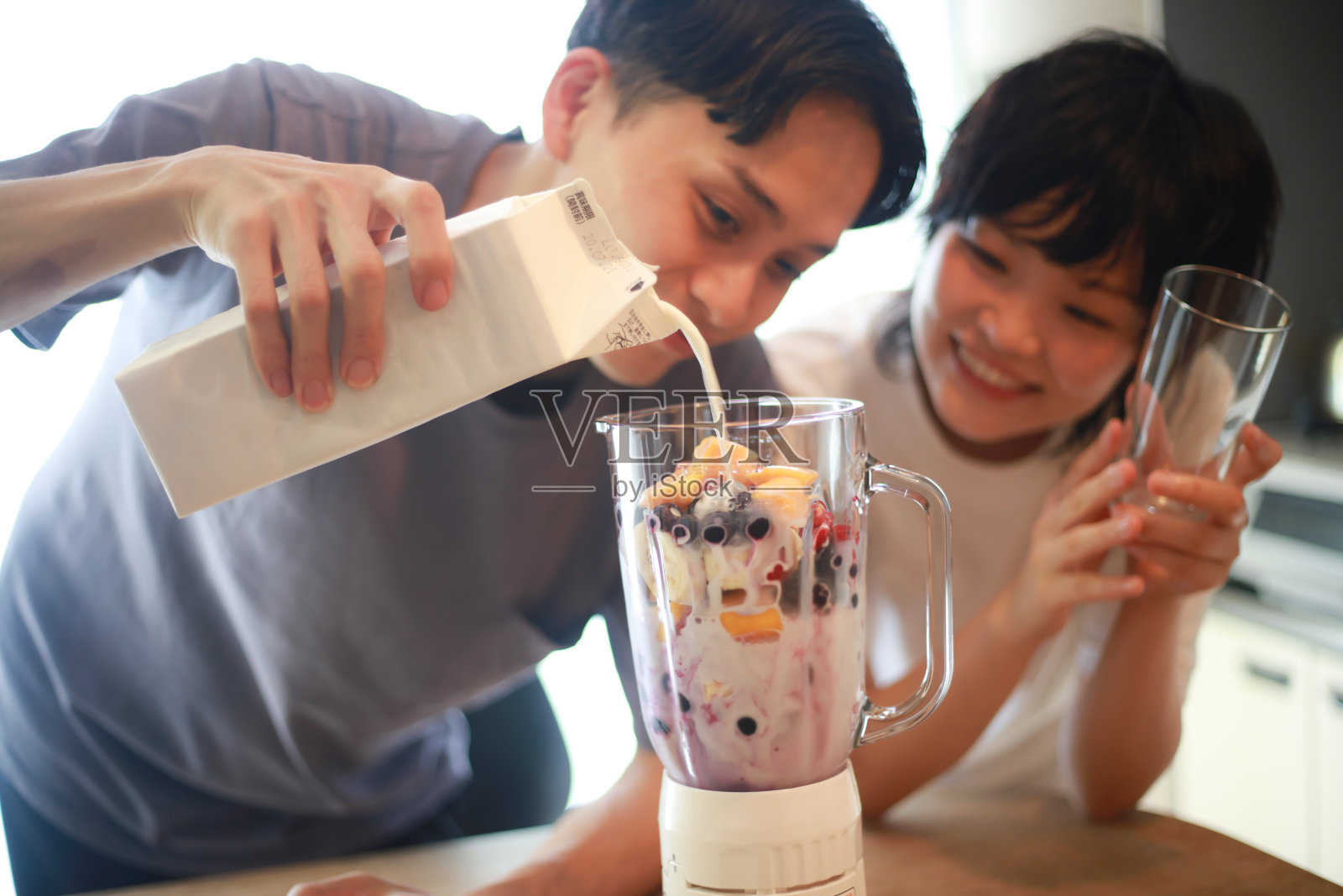 夫妇制作冰沙照片摄影图片