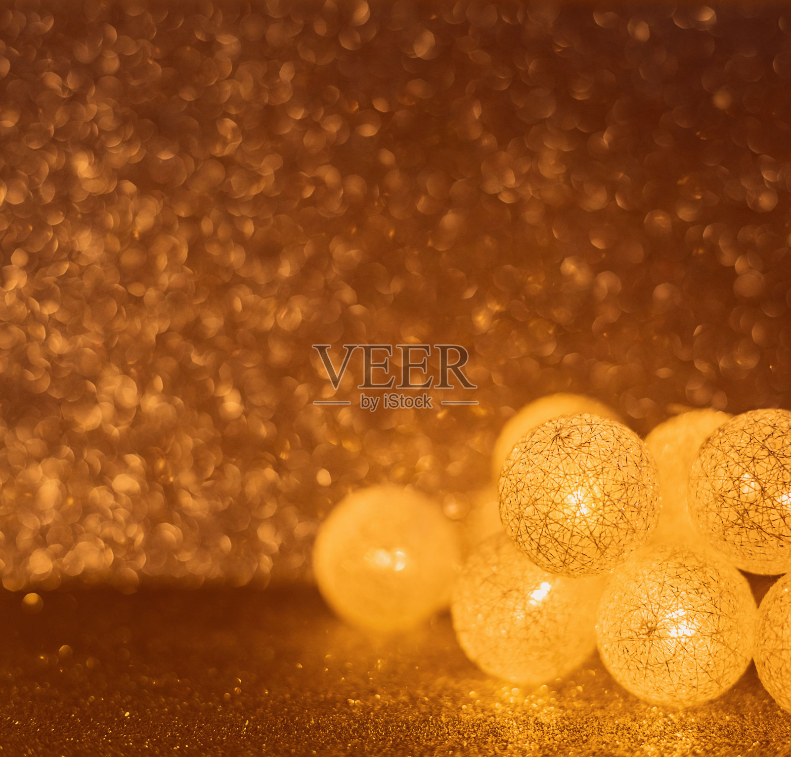 模糊的背景。黄色气球在金色背景和散焦。圣诞花环。新年。副本的空间。魔法。宏。照片摄影图片