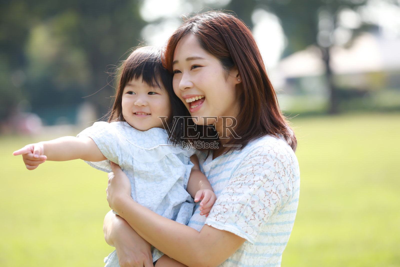 对父母和孩子微笑照片摄影图片