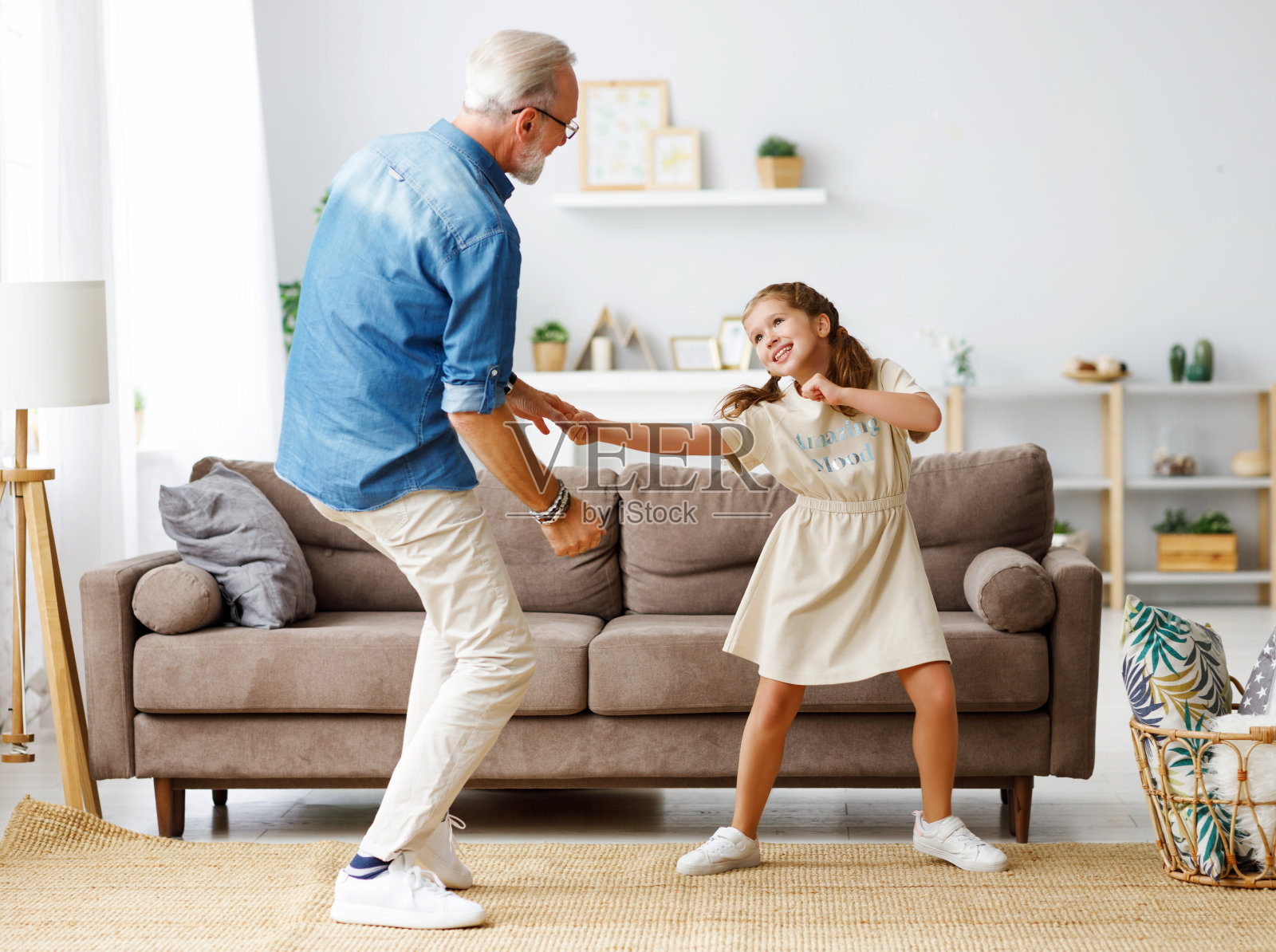 爷爷和孙女在家里跳舞照片摄影图片