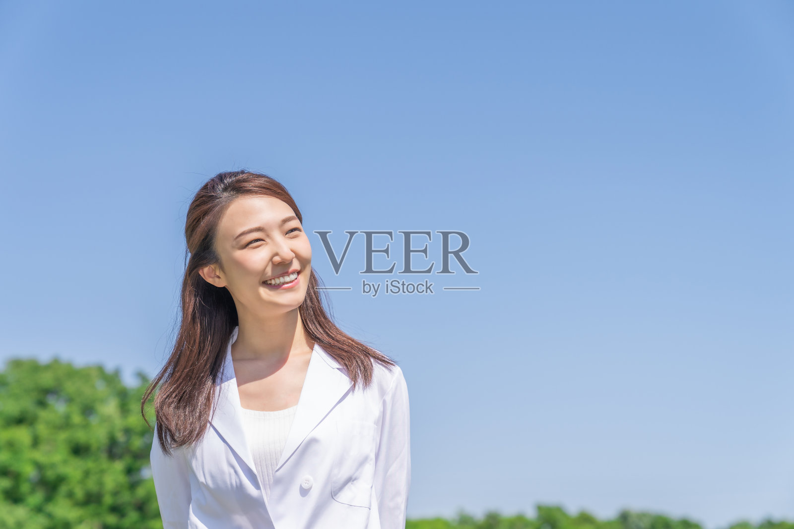 穿白大褂的亚洲女人照片摄影图片