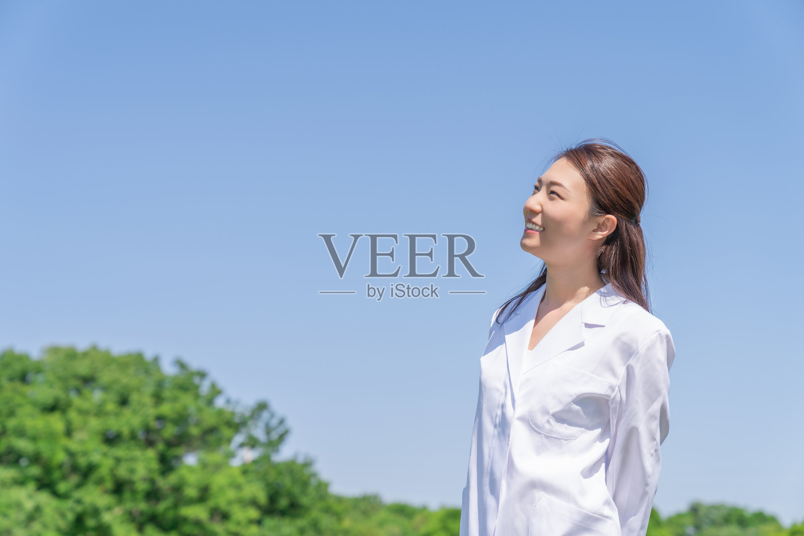 穿白大褂的亚洲女人照片摄影图片