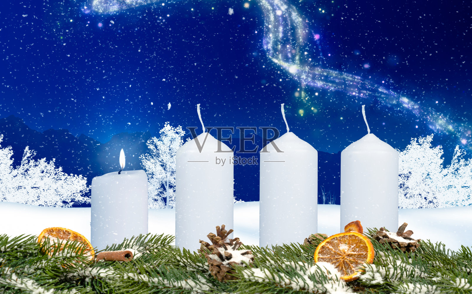 圣诞花环上的一支蜡烛以冬天为背景燃烧照片摄影图片