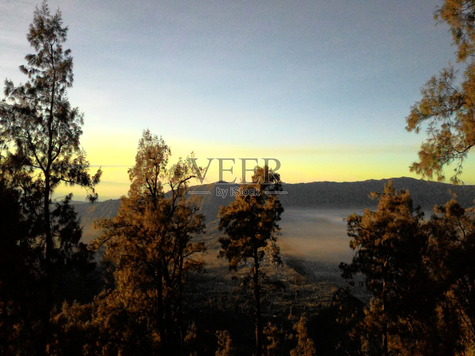 从Bromo山，Probolinggo，东爪哇，印度尼西亚的晨景照片摄影图片