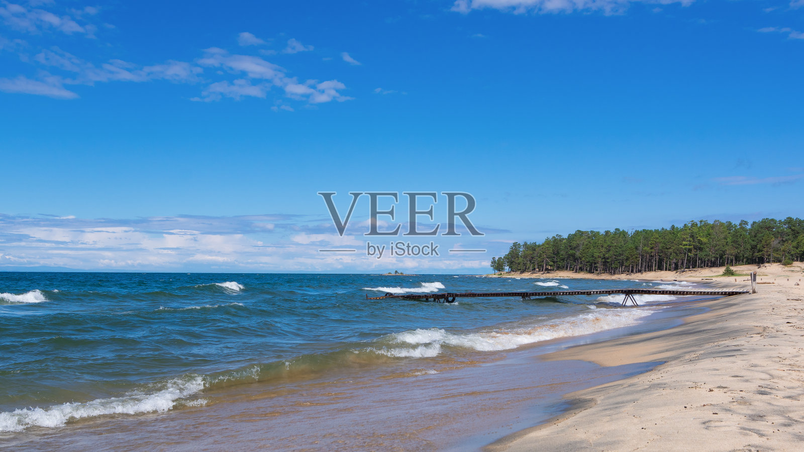 贝加尔湖。俄罗斯布里亚特Goryachinsk村海湾的木船码头。照片摄影图片