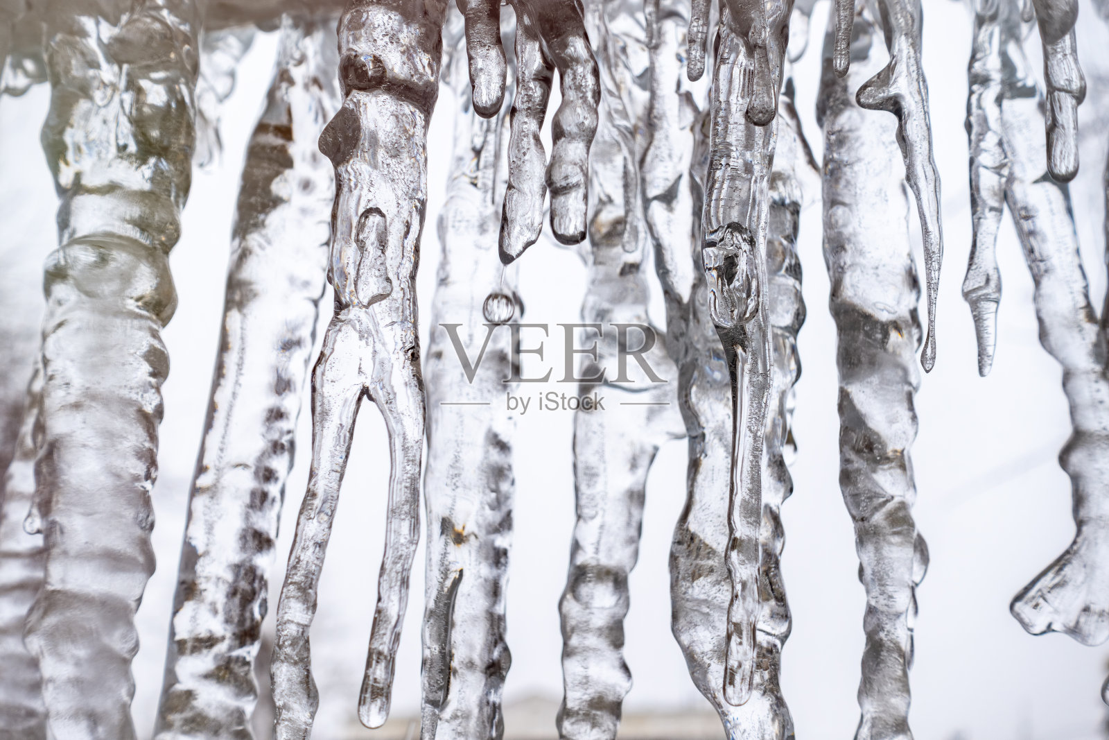 白色背景上的透明冰柱。摘要冰背景。照片摄影图片
