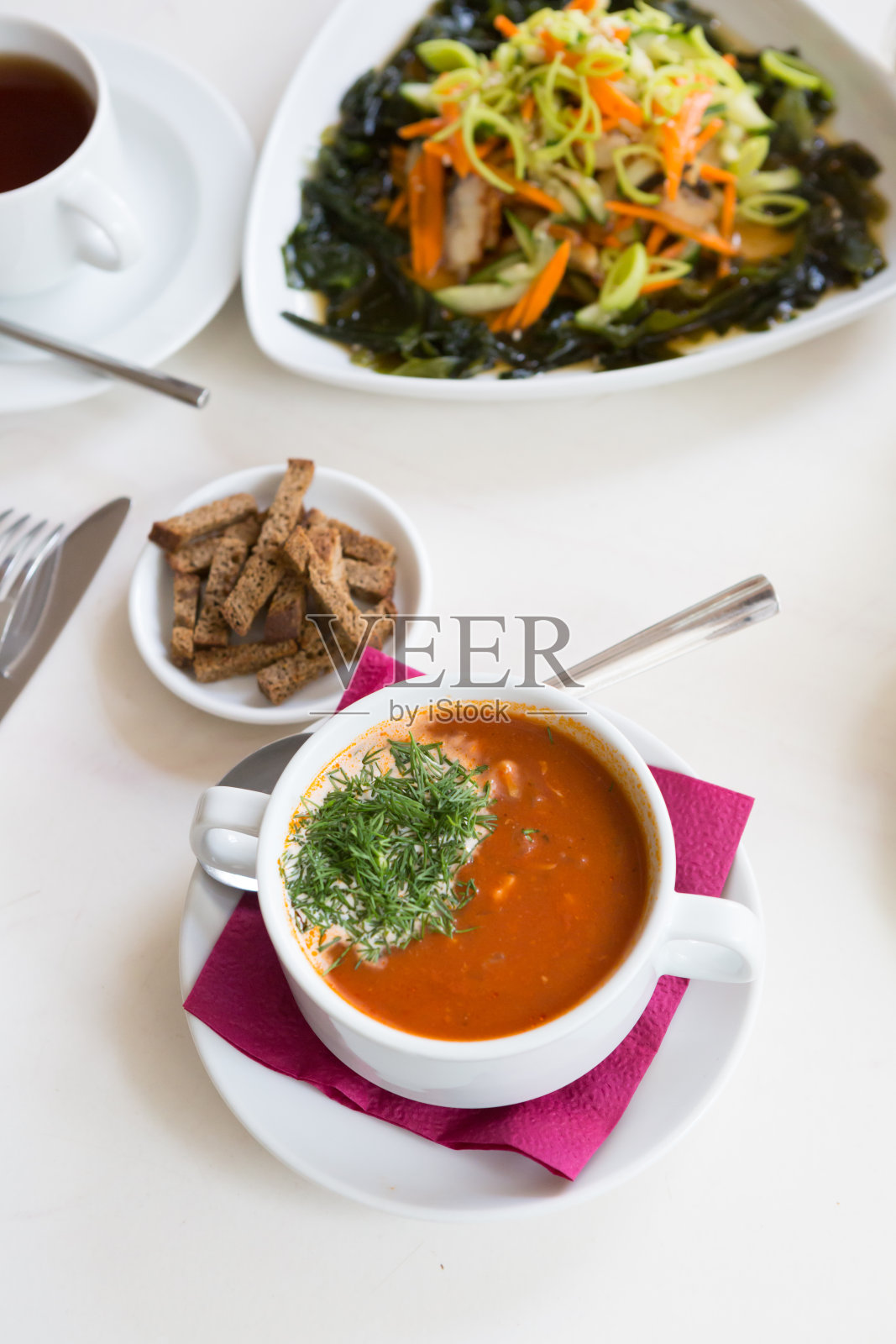 一碗红番茄汤和面包丁照片摄影图片